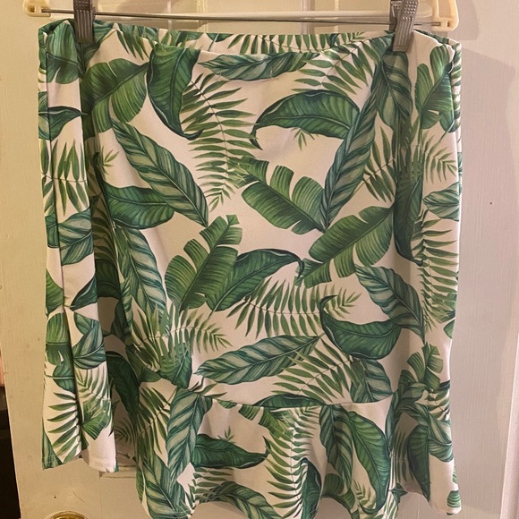 Missguided Palm Print Crop and Skirt - Picture 2 of 3